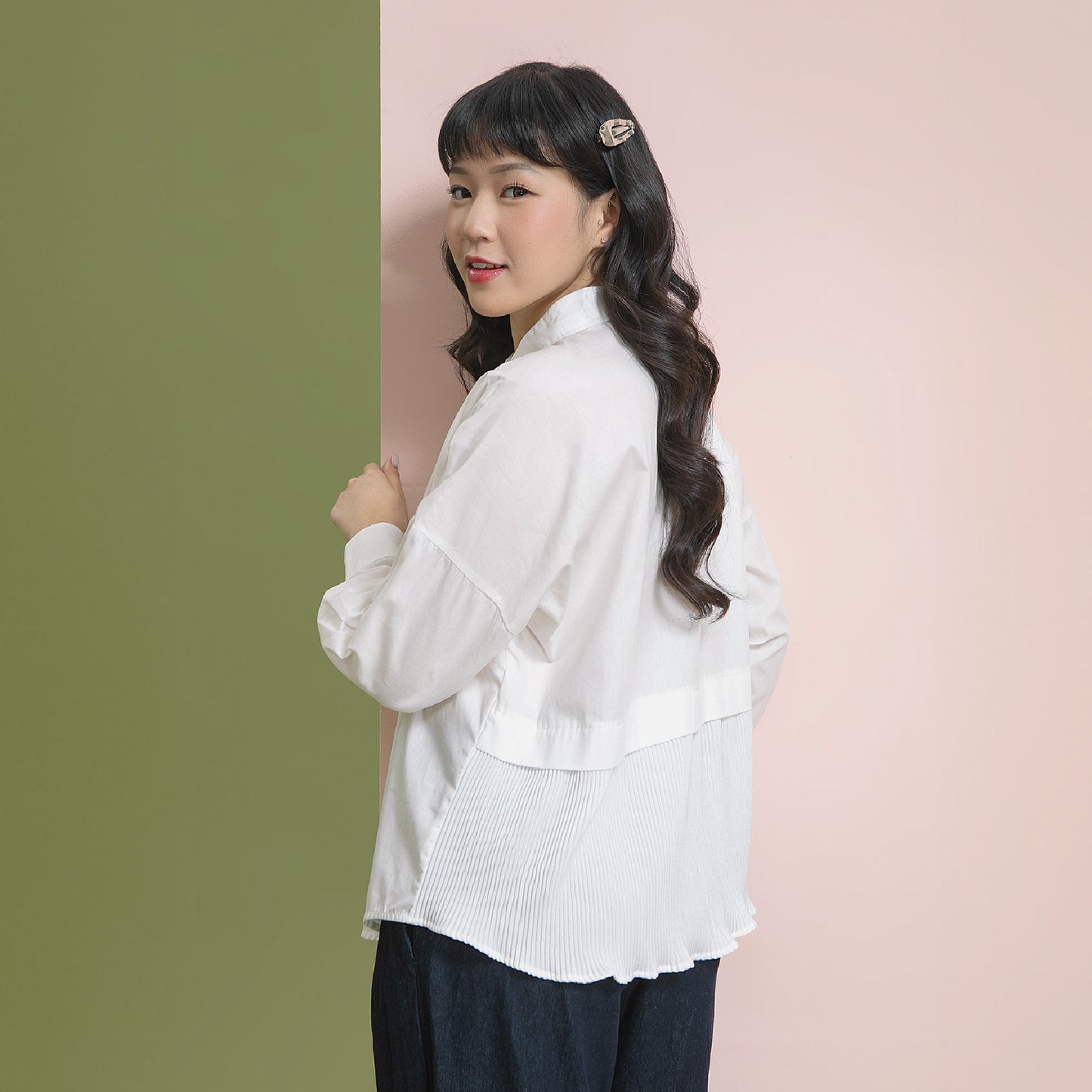 Vela Broken White - Kemeja Cotton Pleats Belakang