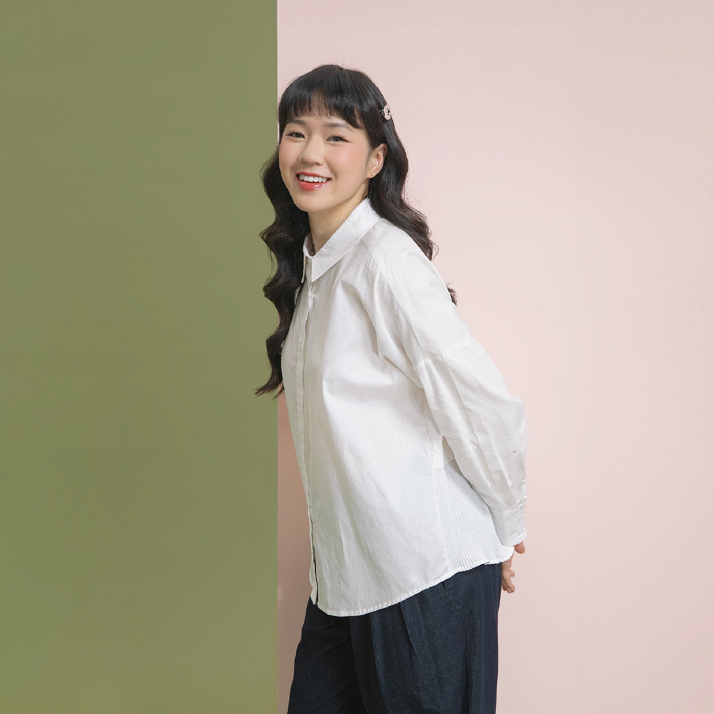 Vela Broken White - Kemeja Cotton Pleats Belakang