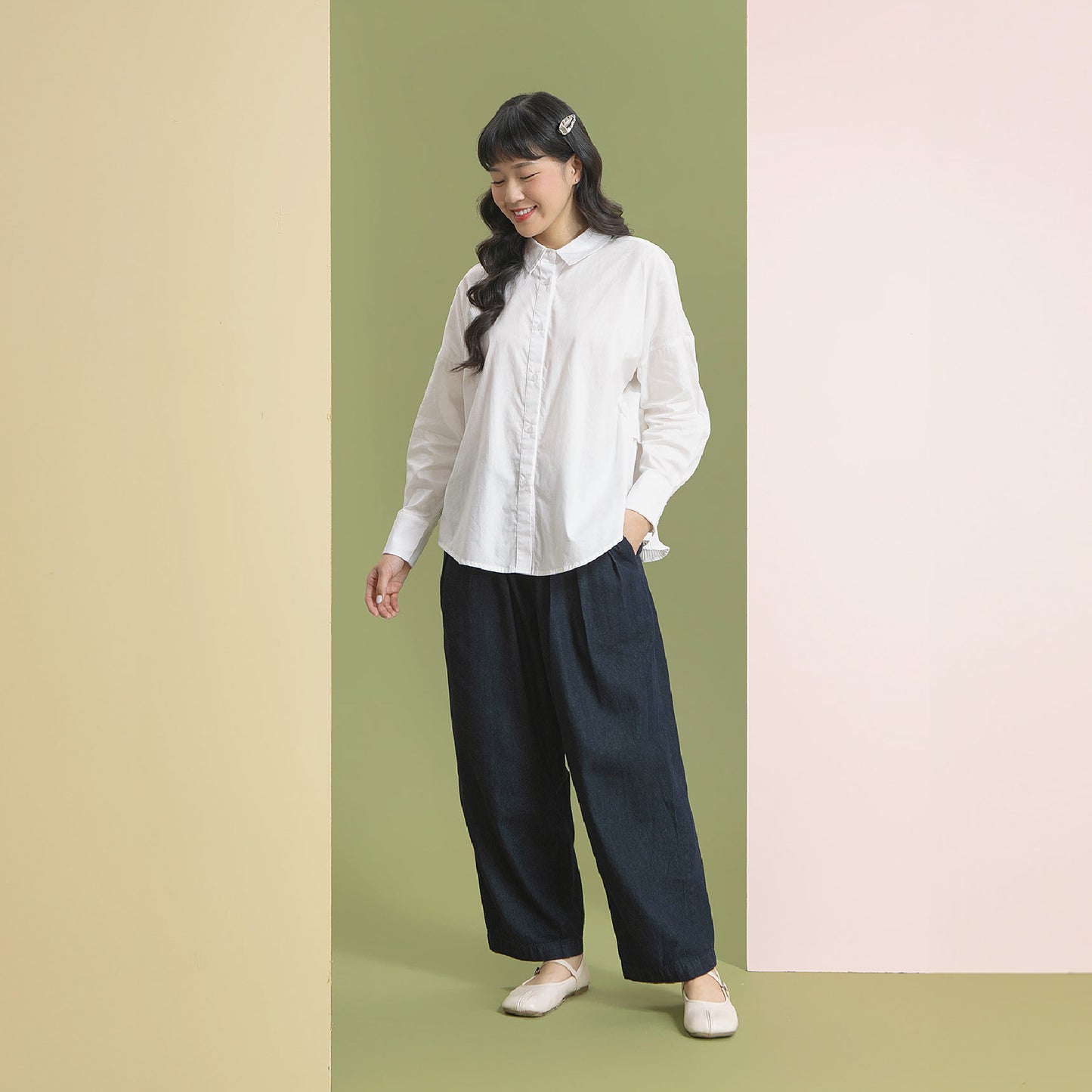 Vela Broken White - Kemeja Cotton Pleats Belakang