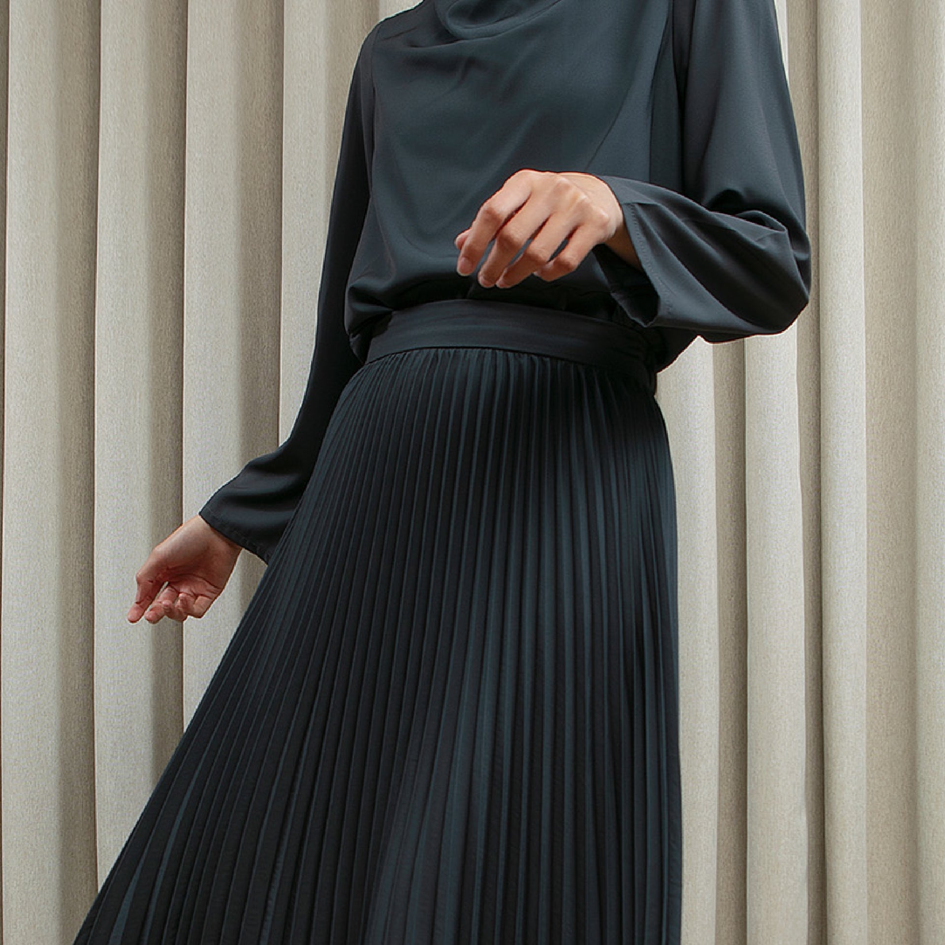 Vailla Skirt (HijabChic x Nabillasyal) - Rok Pleats Polos Woolpeach | HijabChic