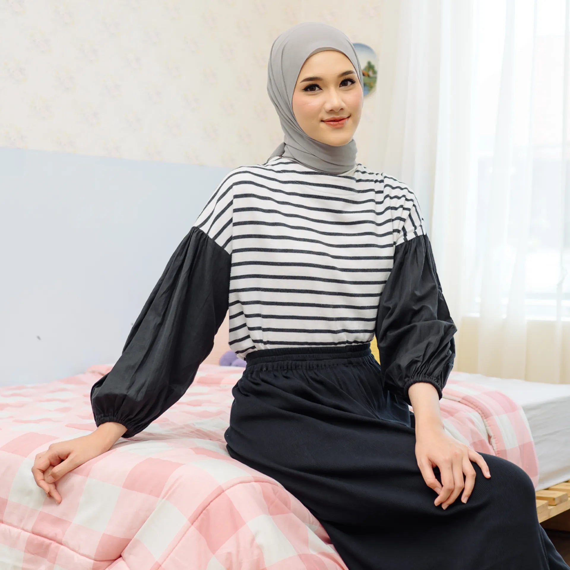 Sandy Black White Stripe Tops | HijabChic