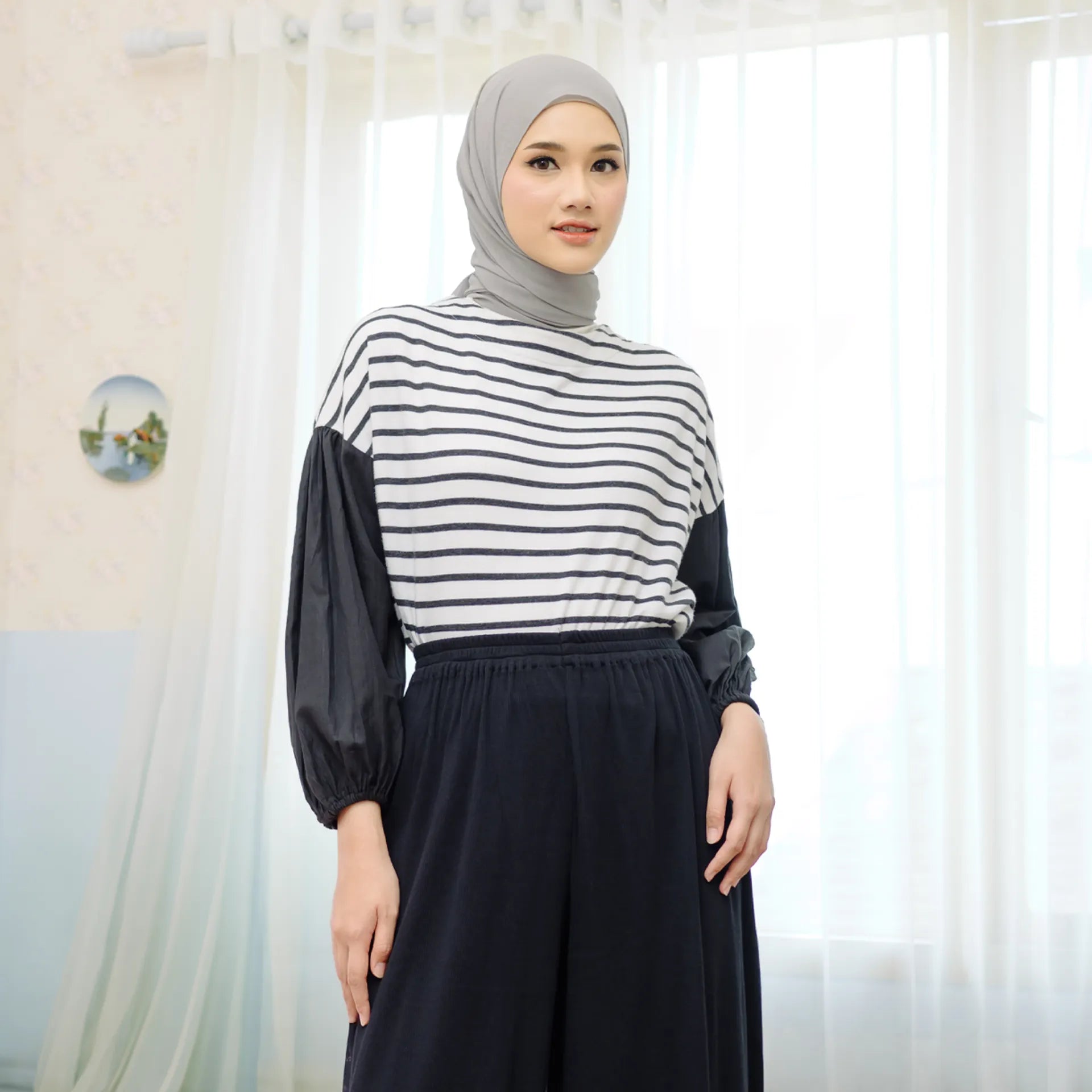 Sandy Black White Stripe Tops | HijabChic