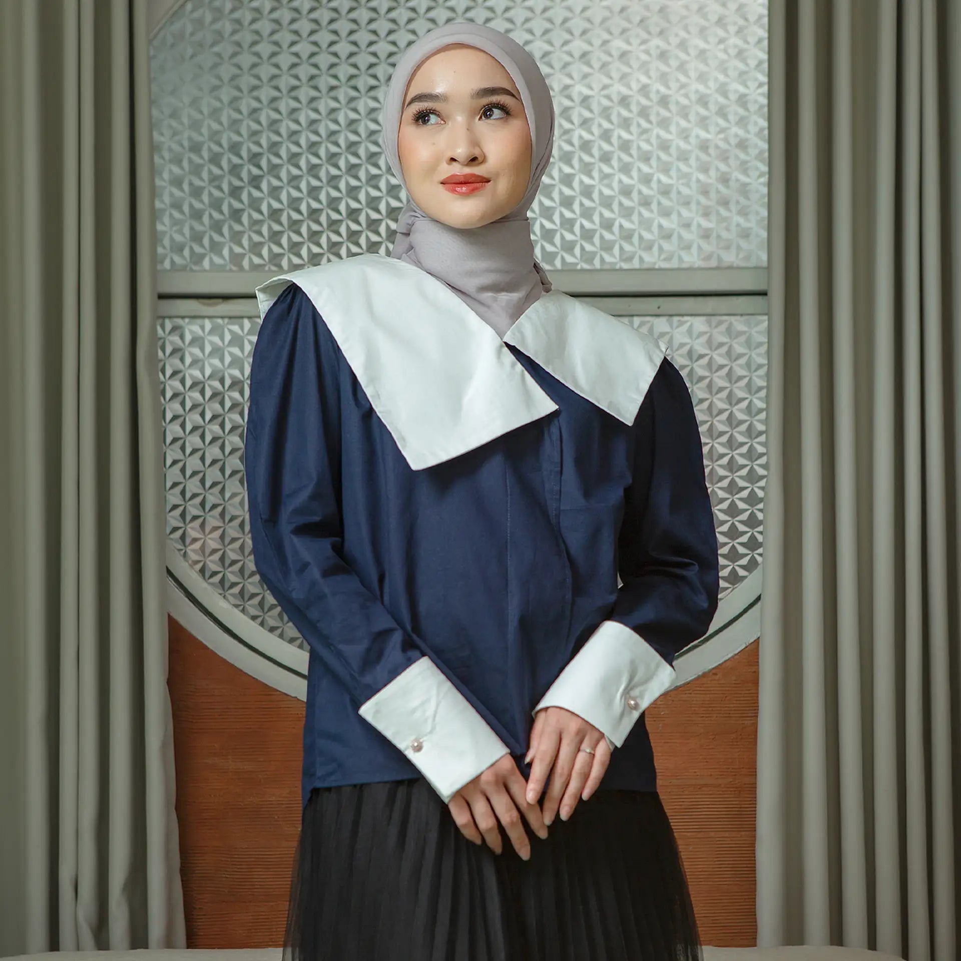 silva navy white top hijabchic kiara leswara kemeja biru navy 1