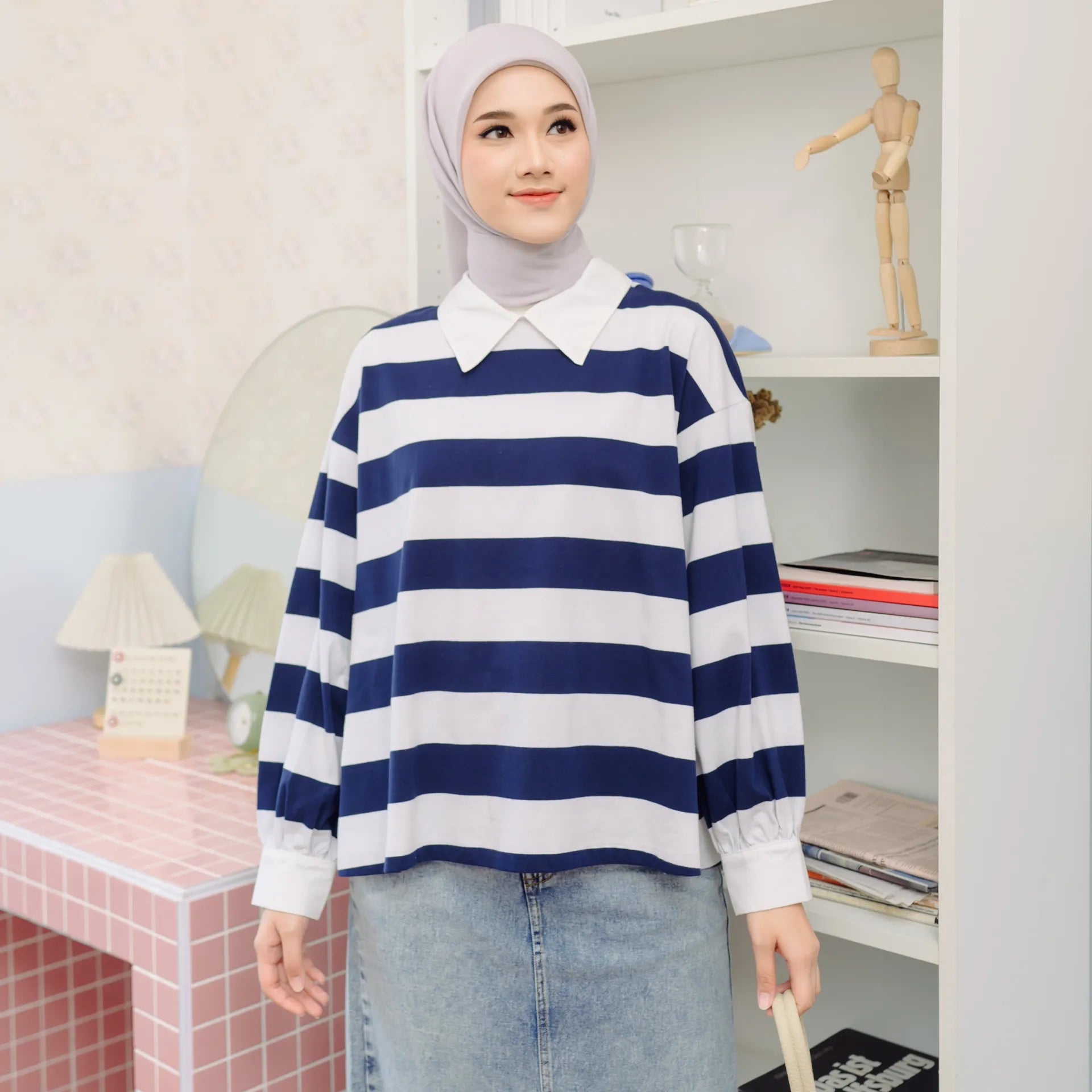 Damia Navy White Top