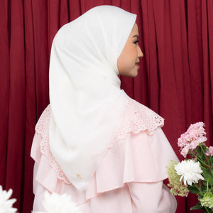
            
                Load image into Gallery viewer, Giana Off White Scraf | HijabChic
            
        