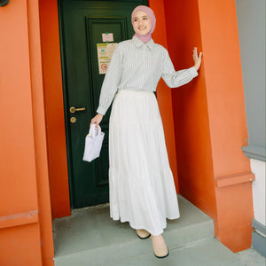 
            
                Load image into Gallery viewer, Ryujin Broken White Skirt (HijabChic Pink X Rania) | HijabChic
            
        