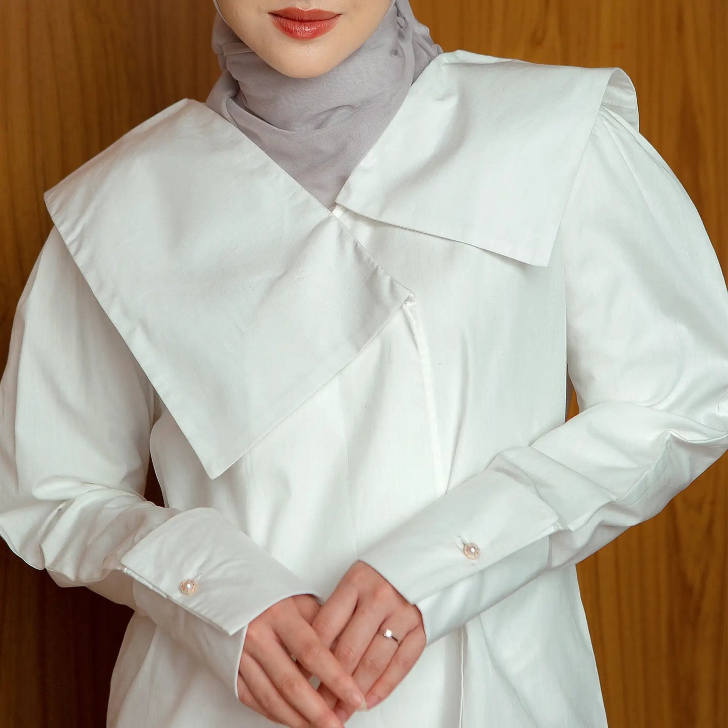 silva broken white top hijabchic kiara leswara kemeja putih 4