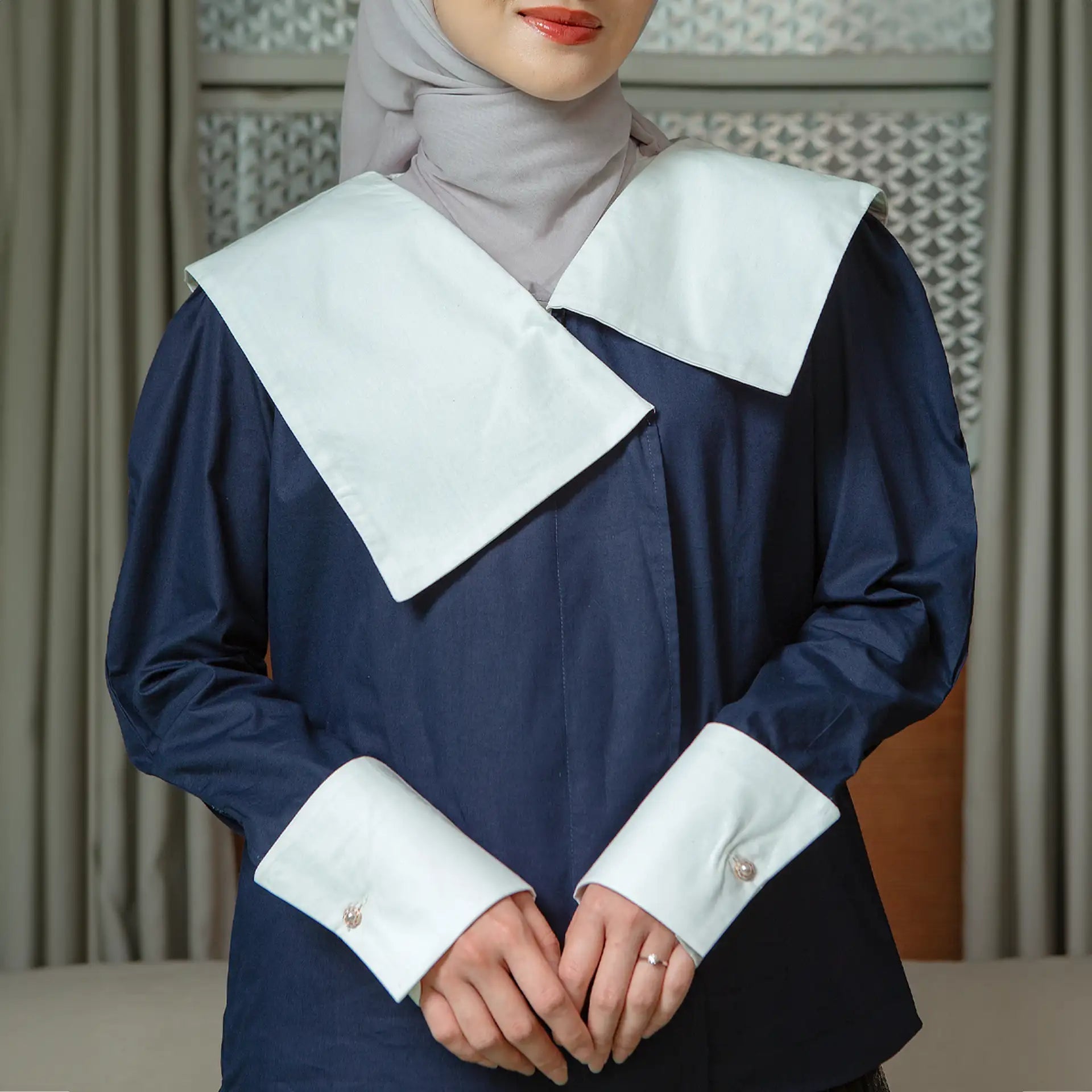 silva navy white top hijabchic kiara leswara kemeja biru navy 4