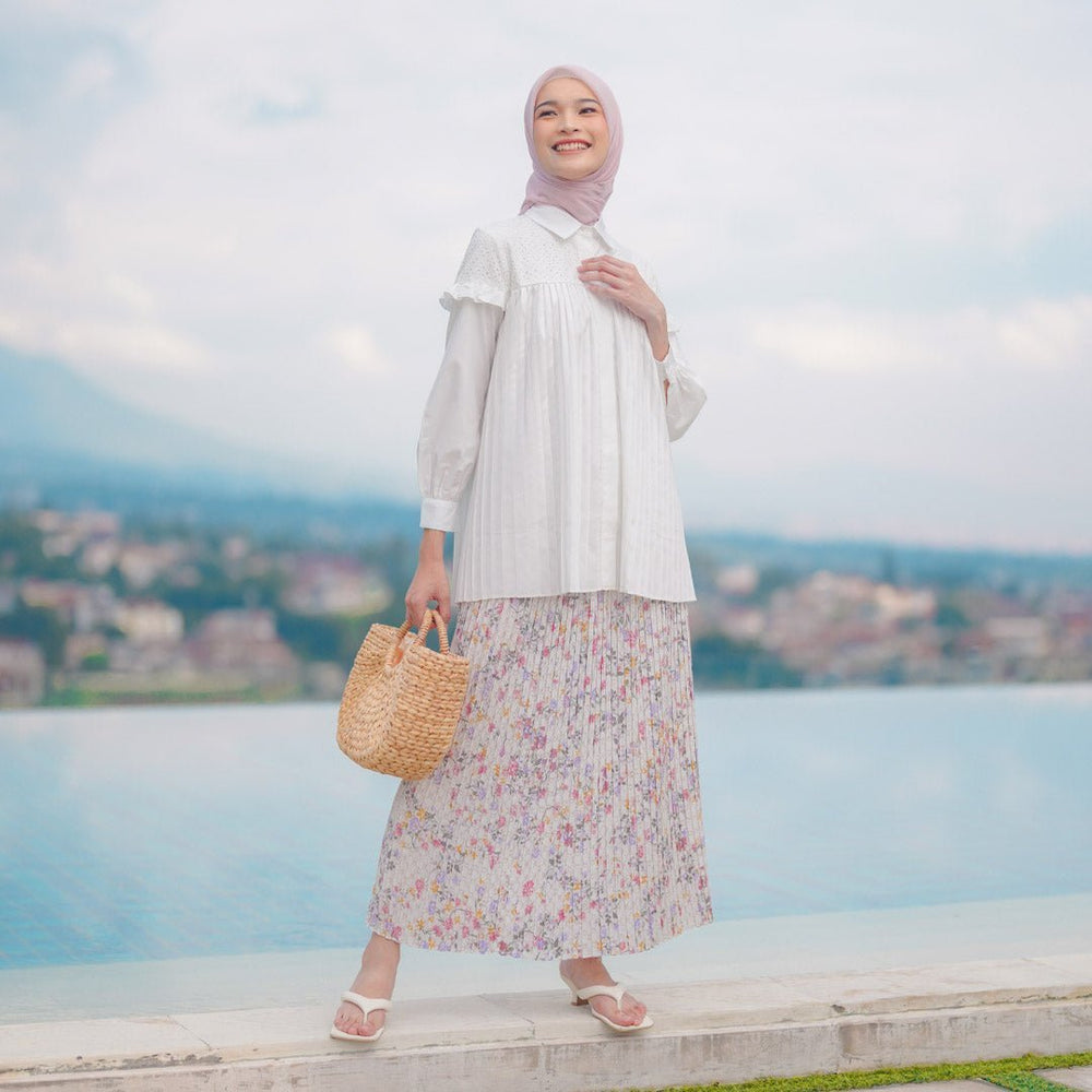
            
                Load image into Gallery viewer, Defect HC x ZD Tavisha Ivory Fleuria Skirt | HijabChic
            
        