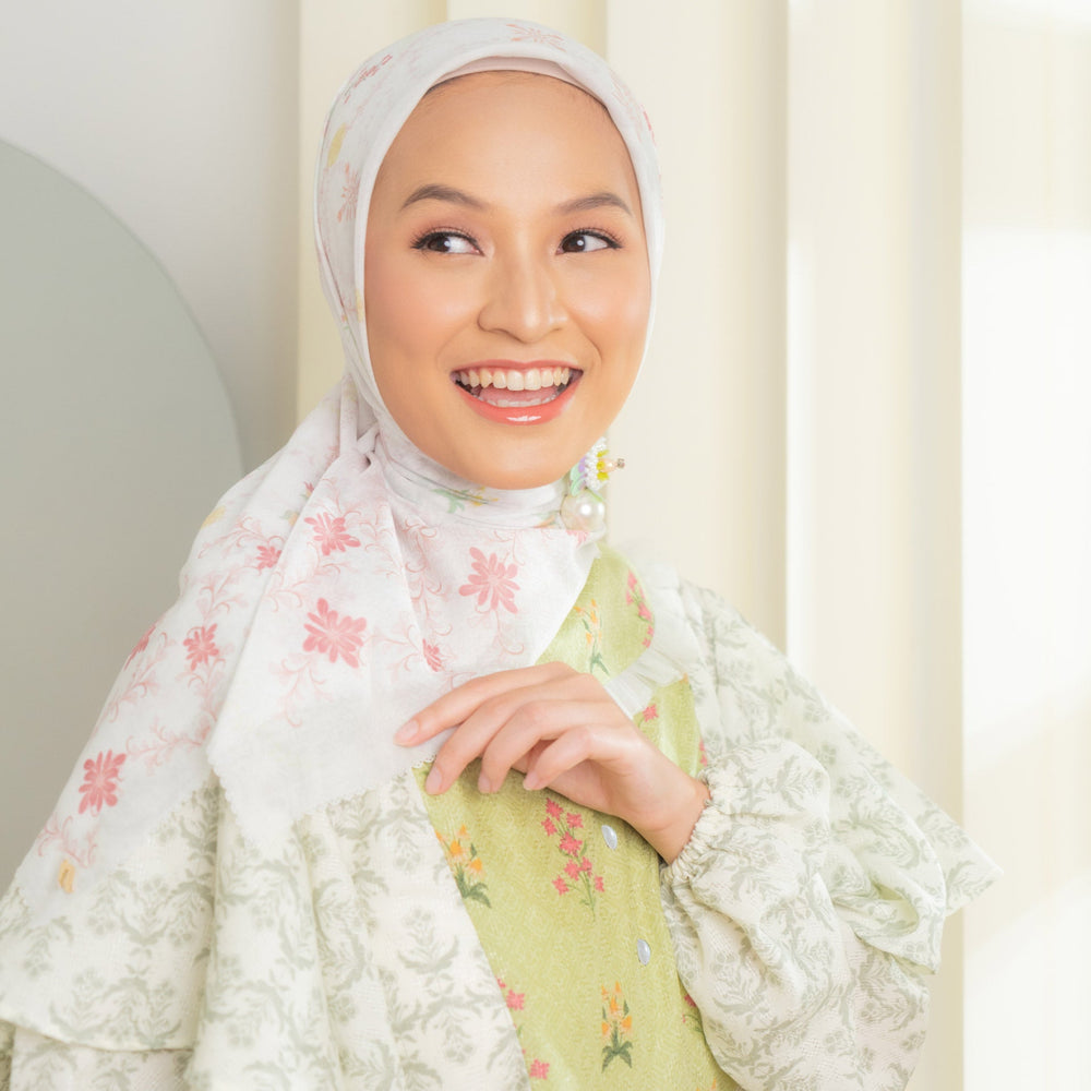 
            
                Load image into Gallery viewer, Alara Scarf In Broken White | HijabChic
            
        