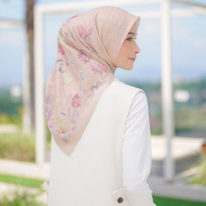 
            
                Load image into Gallery viewer, HC x ZD Fleuria Scarf Peach | HijabChic
            
        